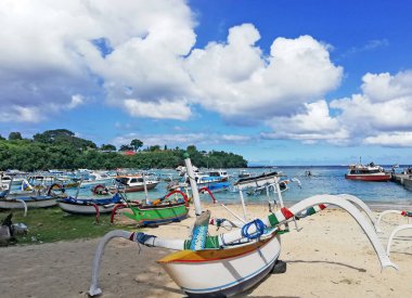 Bali, Endonezya - 22 Nisan 2025: Padang bai Limanı, Bali Karangasem naipliğinde, feribot ve tekne faaliyetleriyle, güzel açık havada