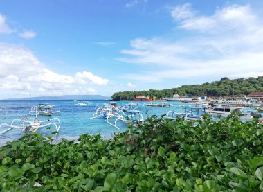 Bali, Endonezya - 22 Nisan 2025: Padang bai Limanı, Bali Karangasem naipliğinde, feribot ve tekne faaliyetleriyle, güzel açık havada