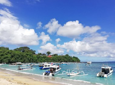 Bali, Endonezya - 22 Nisan 2025: Padang bai Limanı, Bali Karangasem naipliğinde, feribot ve tekne faaliyetleriyle, güzel açık havada