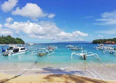Bali, Endonezya - 22 Nisan 2025: Padang bai Limanı, Bali Karangasem naipliğinde, feribot ve tekne faaliyetleriyle, güzel açık havada