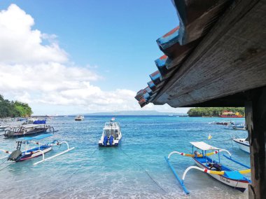 Bali, Endonezya - 22 Nisan 2025: Padang bai Limanı, Bali Karangasem naipliğinde, feribot ve tekne faaliyetleriyle, güzel açık havada