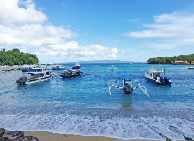 Bali, Endonezya - 22 Nisan 2025: Padang bai Limanı, Bali Karangasem naipliğinde, feribot ve tekne faaliyetleriyle, güzel açık havada