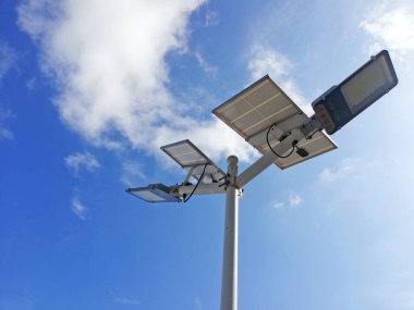 Bali, Endonezya - 22 Haziran 2025: Güneşli bir günde park yerinde güneş enerjisi.