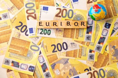 EURIBOR 200 Euro 'luk banknot ve Globe' un Arkasında Tahta Mektuplarla Yazılıyor. Kopyala yapıştır. Yüksek kalite fotoğraf