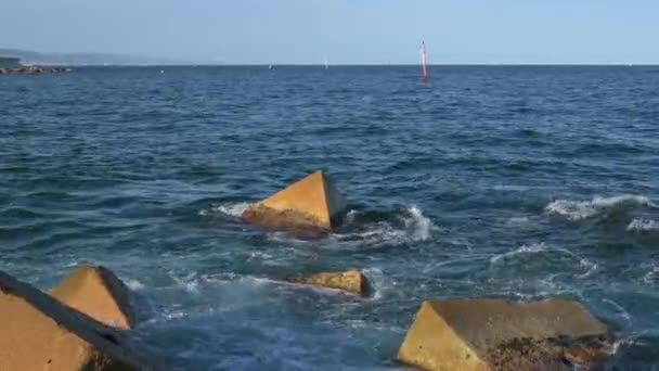 バレアレス海での防波堤に対する水の接近 スペインのバルセロナのビーチの桟橋からの眺め 高品質4K映像 — ストック動画