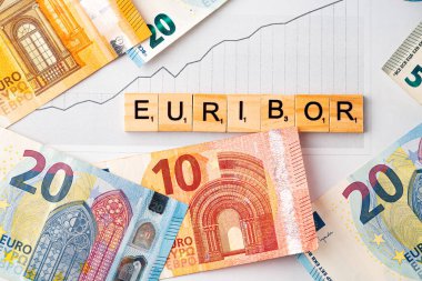 EURIBOR 'un Sözü Euro Banknotlarının Arkasında Ahşap Mektuplarla Yazılıyor. Kopyala yapıştır. Yüksek kalite fotoğraf