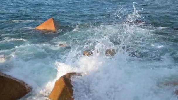 Close Van Waterplons Tegen Breakwaters Balearen Bij Zonsondergang Uitzicht Vanaf — Stockvideo
