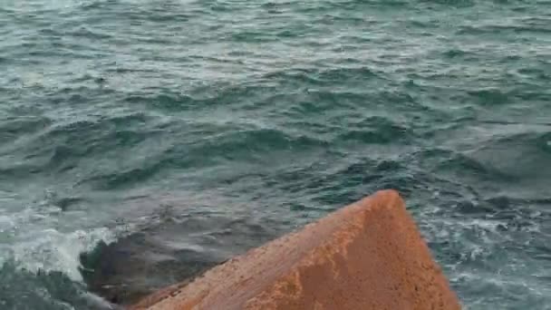 Närbild Vatten Stänk Mot Vågbrytare Baleariska Havet Solnedgången Utsikt Från — Stockvideo