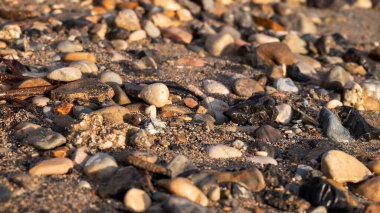 Sunset, Moraitika, Corfu, Yunanistan 'da kumsal taşları ve çakıl taşlarıyla yakın çekim. Yüksek kalite fotoğraf