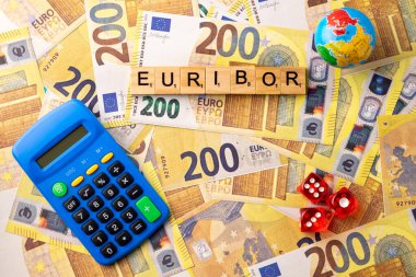 EURIBOR 'un Sözü 200 Euro' luk Banknotlar, Küre, Hesap Makinesi ve Zar Üzerine Tahta Harflerle Yazıldı. Kopyala yapıştır. Yüksek kalite fotoğraf