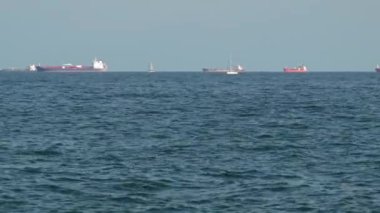 Barselona, İspanya - 29 Mayıs 2022: Barearic Denizi ufkunda kargo gemileri Barselona limanından ayrılıyor. Yüksek kalite 4k görüntü