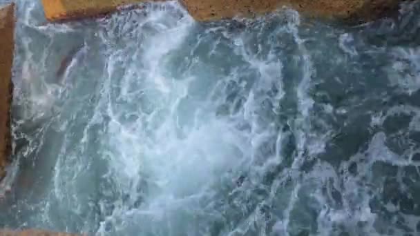 Verticale Video Close Van Waterplons Tegen Breakwaters Balearen Bij Zonsondergang — Stockvideo