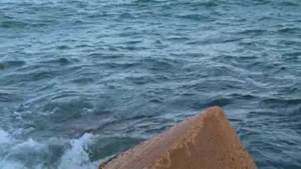Close Van Waterplons Tegen Breakwaters Balearen Bij Zonsondergang Uitzicht Vanaf — Stockvideo