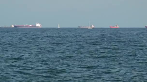 西班牙巴塞罗那 2022年5月29日 在光秃秃的大海地平线上 货船离开巴塞罗那港 高质量的4K镜头 — 图库视频影像