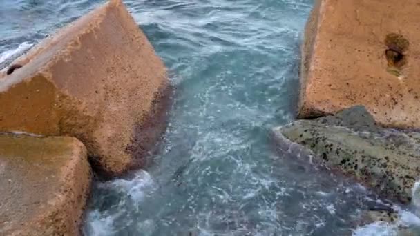 Close Respingos Água Contra Breakwaters Mar Baleares Pôr Sol Vista — Vídeo de Stock