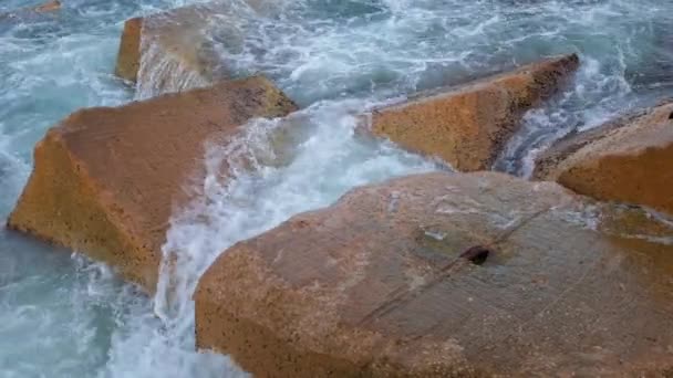Primer Plano Salpicaduras Agua Contra Rompeolas Mar Balear Atardecer Vista — Vídeos de Stock