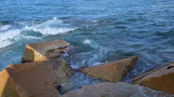 Detailní Záběr Vodní Stříkance Proti Vlnolamům Baleárském Moři Při Západu — Stock video