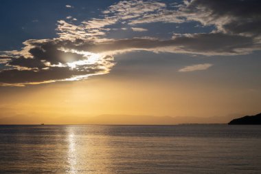  Yunanistan, Moraitika, Korfu, Yunanistan 'ın Balkan Yarımadası' na Bakan Korfu Adasından Gün Doğumu. Yüksek kalite fotoğraf