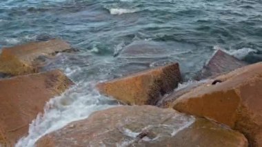 Gün batımında Balear Denizi 'ndeki Dalgakıranlara Karşı Su Sıçramaları' nın Yakın Çekimi. Barcelona, İspanya 'daki Pier On Beach' ten görüntü. Yüksek kalite 4k görüntü
