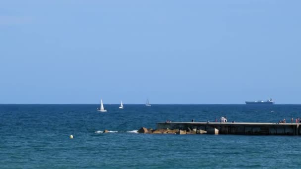 Barcelona Spanyolország 2022 Emberek Pihennek Napoznak Halásznak Mólón Vitorlás Hajók — Stock videók