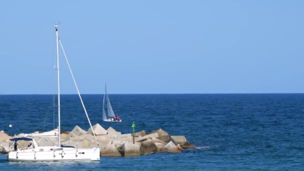 Барселона Іспанія 2022 Small Sailing Boat Sails Out Bay Stone — стокове відео