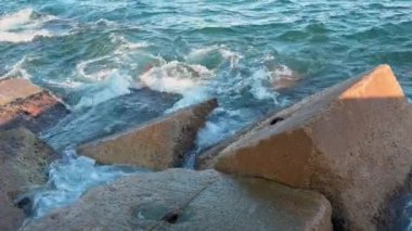 Gün batımında Balear Denizi 'ndeki Dalgakıranlara Karşı Su Sıçramaları' nın Yakın Çekimi. Barcelona, İspanya 'daki Pier On Beach' ten görüntü. Yüksek kalite 4k görüntü