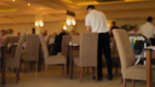 Suddig Timelapse Människor Vila Och Hälla Drycker Hotel Restaurant Servitörer — Stockvideo