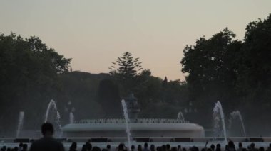 İspanya, Barselona 'da, Montjuic' in Şarkı Söyleyen Sihir Çeşmesi 'nin Günbatımından Önceki Gün Çekimi. 