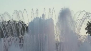 İspanya, Barselona 'da, Montjuic' in Şarkı Söyleyen Sihir Çeşmesi 'nin Günbatımından Önceki Gün Çekimi. Yüksek kalite 4k görüntü