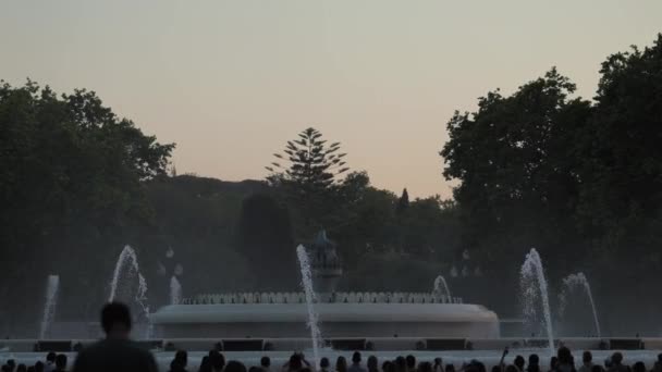 スペイン カタルーニャ州 バルセロナでのモンジュイックの魔法の噴水の演奏の日没前に撮影 人々の前景シルエットで 高品質4K映像 — ストック動画
