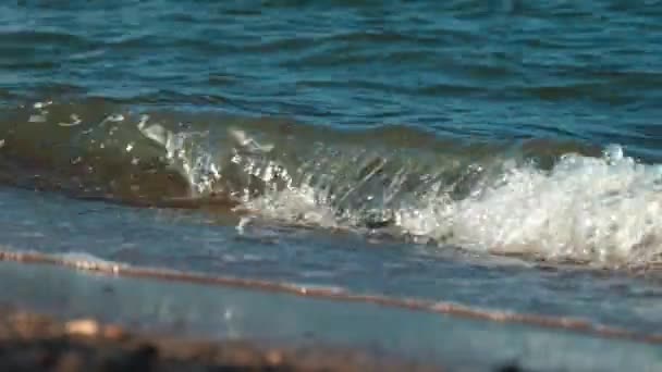 关闭沙滩和爱奥尼亚海的海浪 莫莱蒂卡 高质量的4K镜头 — 图库视频影像