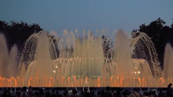 スペイン バルセロナ2022年5月28日 スペイン カタルーニャ州 バルセロナでのモンジュイックの歌声マジック噴水のパフォーマンスのナイトショット 高品質4K映像 — ストック動画