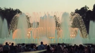 Barselona, İspanya - 28 Mayıs 2022: Montjuic 'in Şarkı Söyleyen Sihirli Çeşmesi Günbatımından Önce Gün Çekimi, Katalonya, İspanya. 