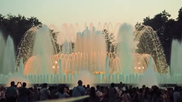 バルセロナ スペイン 5月28 2022 モンジュイックの歌魔法の噴水のパフォーマンスの日没前に撮影バルセロナ カタルーニャ スペイン 人々の前景シルエットで 高品質4K映像 — ストック動画
