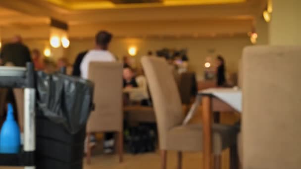 Ресторанчике Отеля Официанты Убирают Посуду Тарелок Высококачественные Кадры — стоковое видео