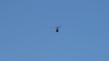 İspanya 'nın Berrak Mavi Gökyüzü Barselona' sına karşı Kara Helikopter Uzağa Uçuyor. Yüksek kalite 4k görüntü