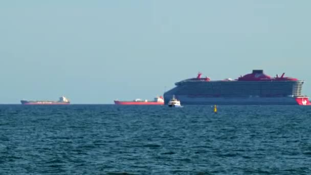 スペイン バルセロナ2022年5月29日 バルセロナ港を出港するバレアレス海 貨物船 大型クルーズ船の地平線での動画 高品質4K映像 — ストック動画