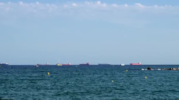 スペイン バルセロナ2022年5月29日 バレアレス海の水平線で 貨物船はバルセロナ港を発ちます 高品質4K映像 — ストック動画
