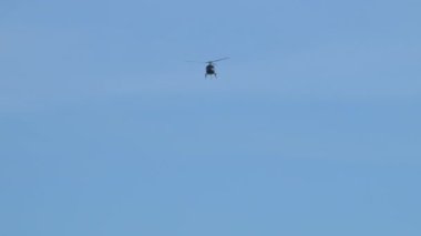 Siyah Helikopter İspanya 'nın Berrak Mavi Gök Barselona' sına Karşı Uçuyor. Yüksek kalite 4k görüntü