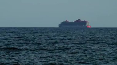 Barselona, İspanya - 29 Mayıs 2022: Barearic Denizi 'nin Ufkunda, Kargo Gemileri ve Barcelona Limanı' ndan Büyük Gemi Çıkış. Yüksek kalite 4k görüntü