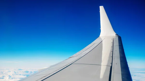 波音737 Max8白色机翼飞越白云和蓝天 高质量的照片 — 图库照片