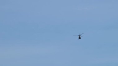 İspanya 'nın Berrak Mavi Gökyüzü Barselona' sına karşı Kara Helikopter Uzağa Uçuyor. Yüksek kalite 4k görüntü