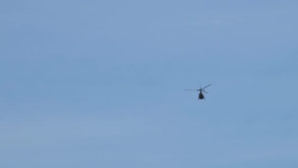 Black Helicopter Flies Distance Clear Blue Sky Barcelona Španělsko Vysoce — Stock video