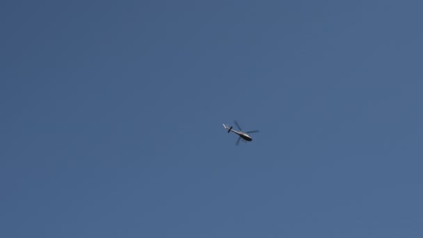 Black Helicopter Vuela Distancia Contra Clear Blue Sky Barcelona España — Vídeos de Stock