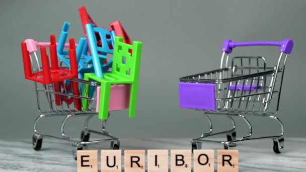 Euribor Sabit Çekimi Gri Arkaplanda Tahta Harflerle Yazılıyor Boş Alışveriş — Stok video