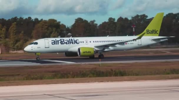 Kerkyra Greece 2022 View Corfu Airport Landing Green Plane Airbaltic — Video Stock