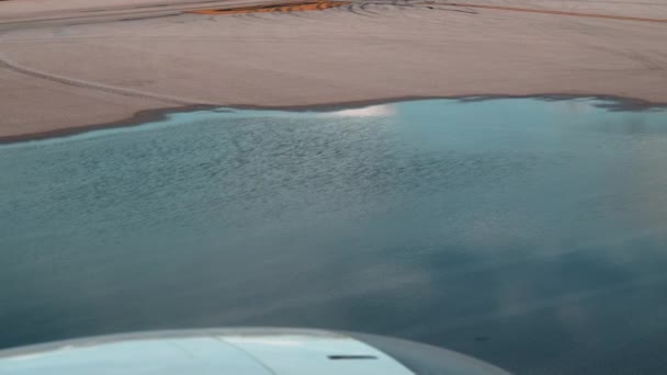 View Plane Puddle Water Which Waves Moving Due Operation Aircraft — 비디오