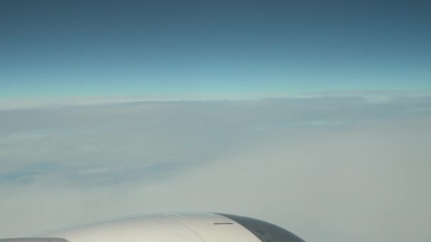 과맑은 하늘을 배경으로 평면에서 바라본 화이트 그레이 White Grey Engine — 비디오