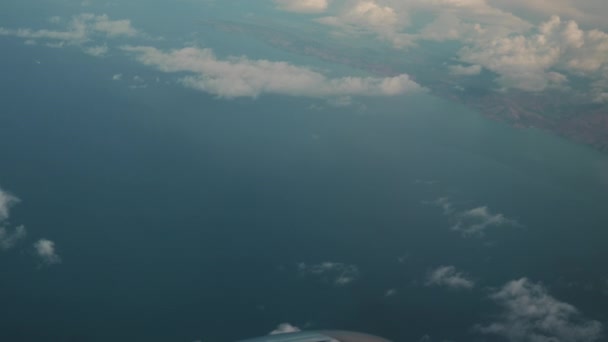 Blick Von Boeing Auf Weiße Wolken Und Klaren Blauen Himmel — Stockvideo