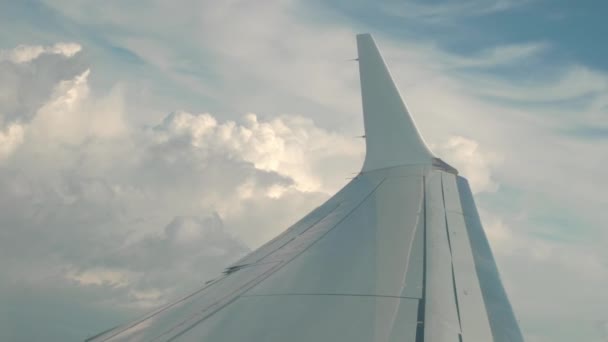Boeing White Wing White Air Clouds Heldere Blauwe Lucht Vliegtuig — Stockvideo